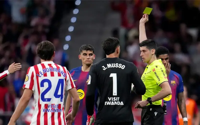 أتلتيكو مدريد يسخر من لجنة الحكام بسبب واقعة مباراة برشلونة